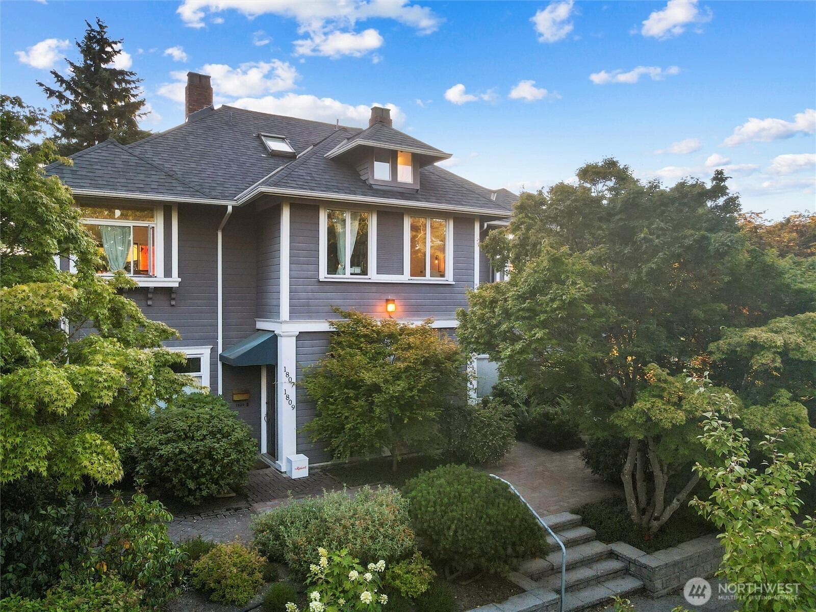 Property Photo: 1811 4th Ave W WA 98119