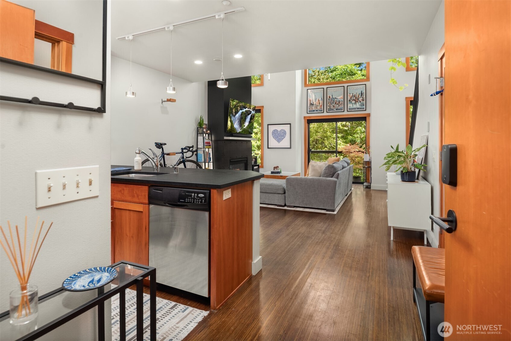 Property Photo:  1605 E Pike Street 201  WA 98122 