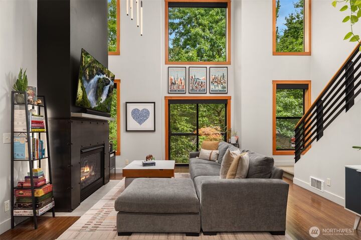 Property Photo: 1605 E Pike Street 201 WA 98122