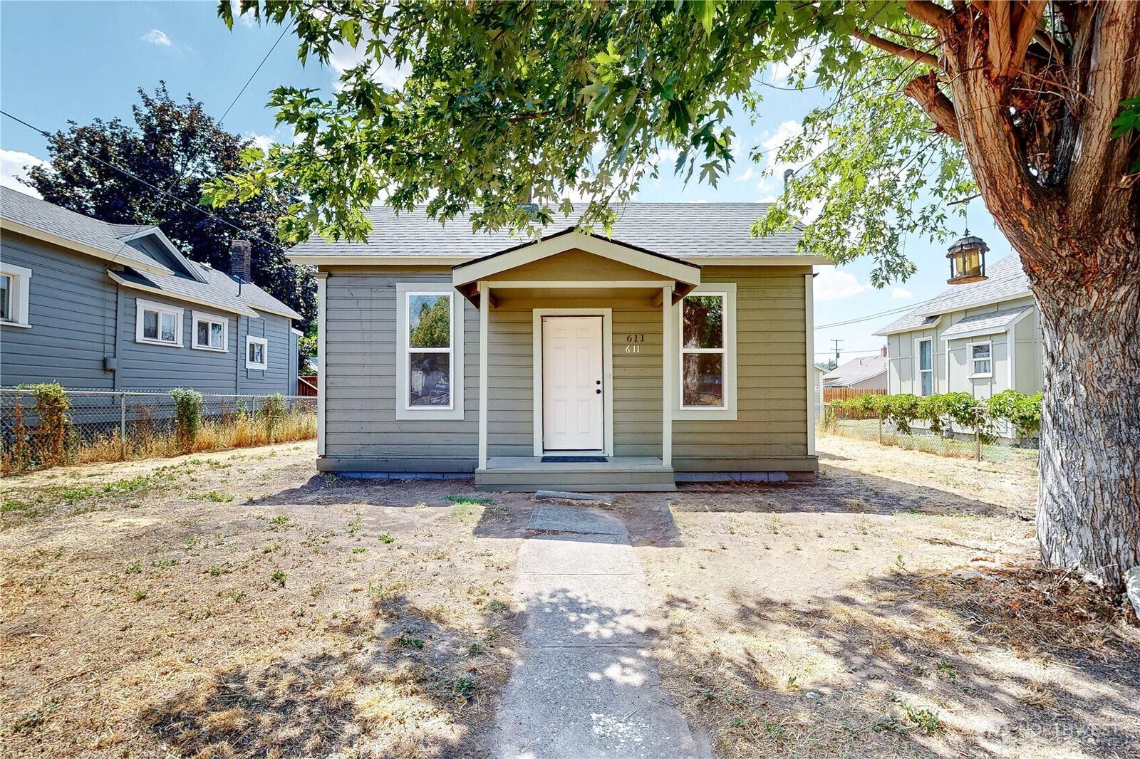 Property Photo: 611 SW 3rd Street OR 97801