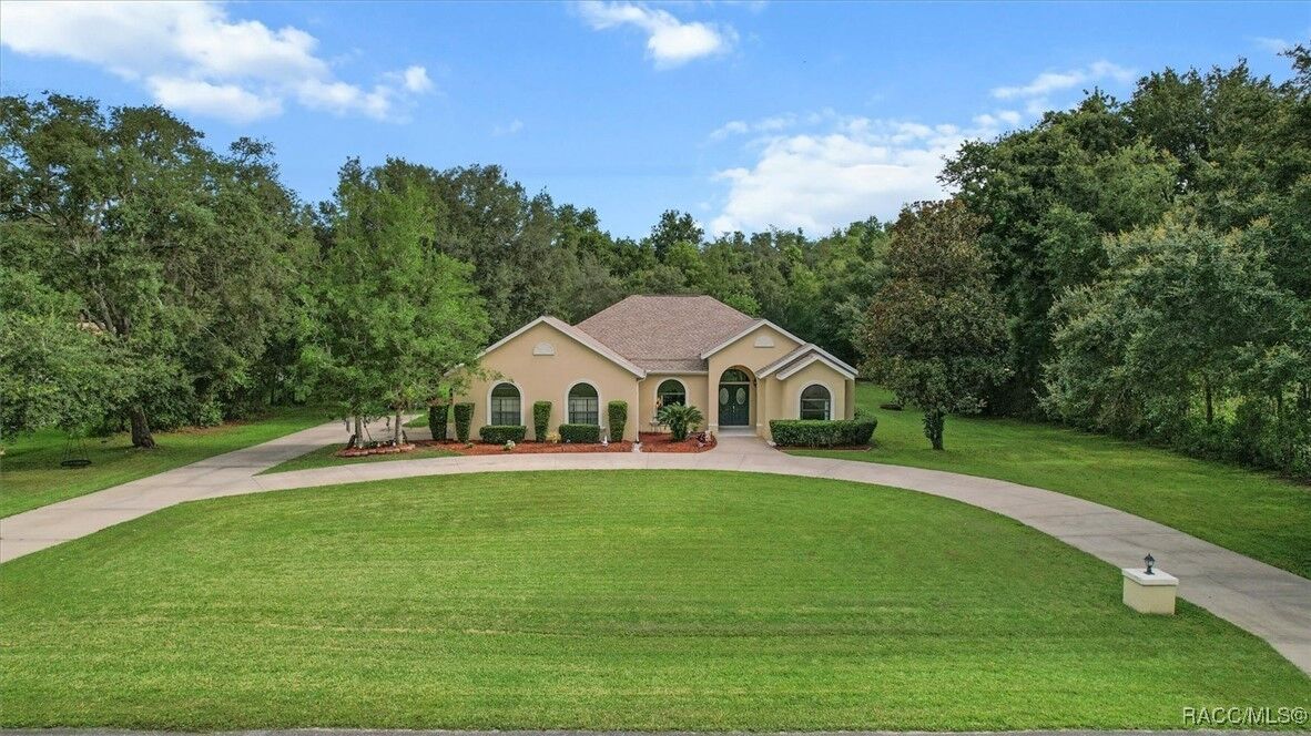 Property Photo: 657 W Keller Street FL 34442