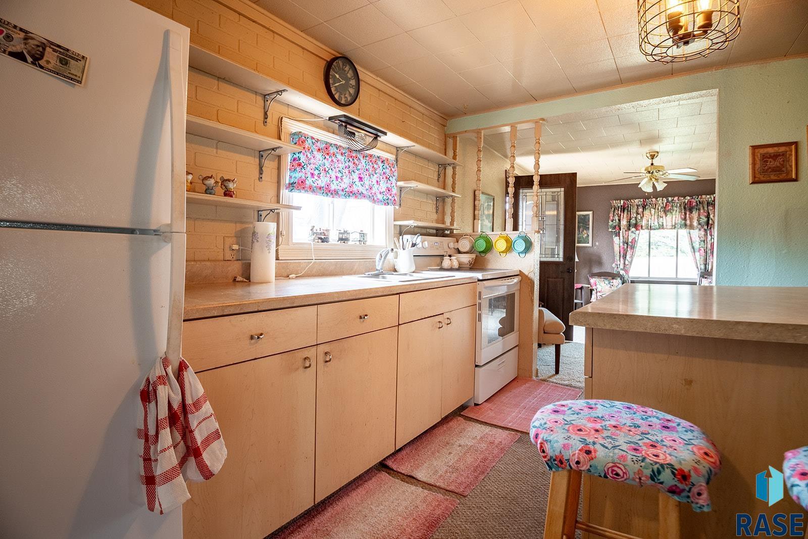 Property Photo: 402 E 1st St SD 57043