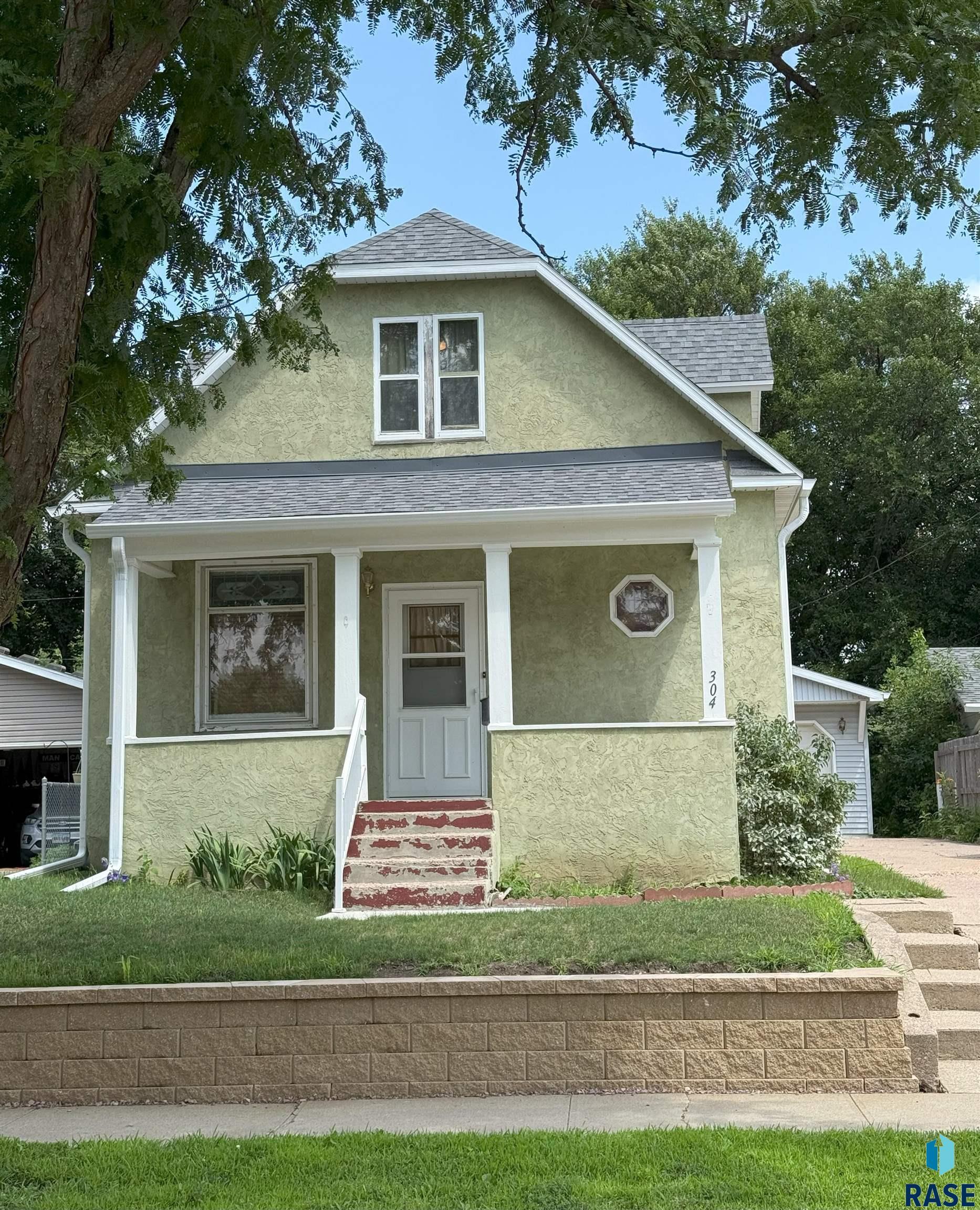Property Photo: 304 N Highland Ave SD 57103