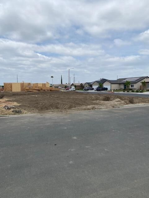 Property Photo: 1123 S Creekside Place E CA 93257