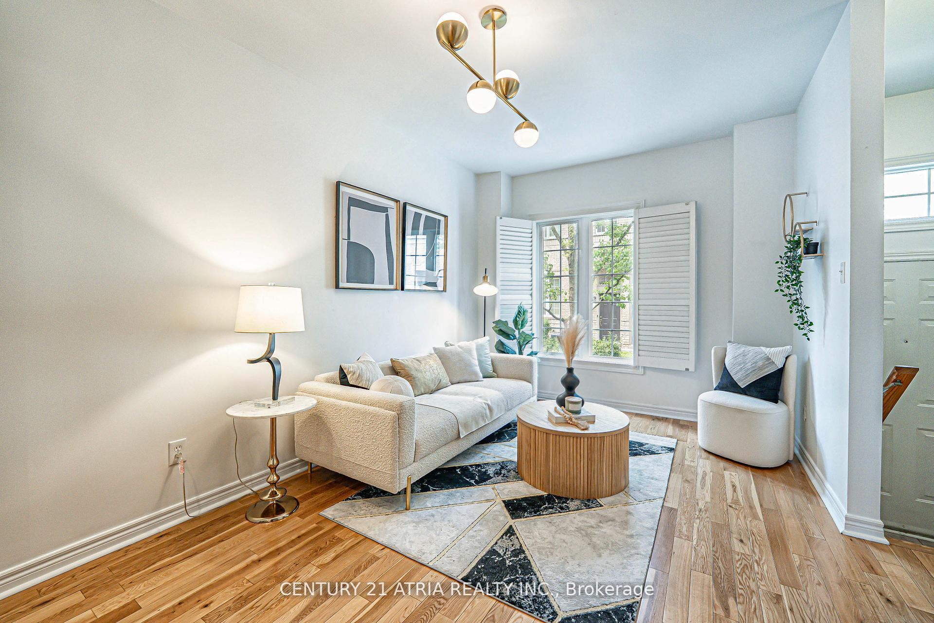 Photo de la propriété:  23 Observatory Lane 91  ON L4C 0M7 