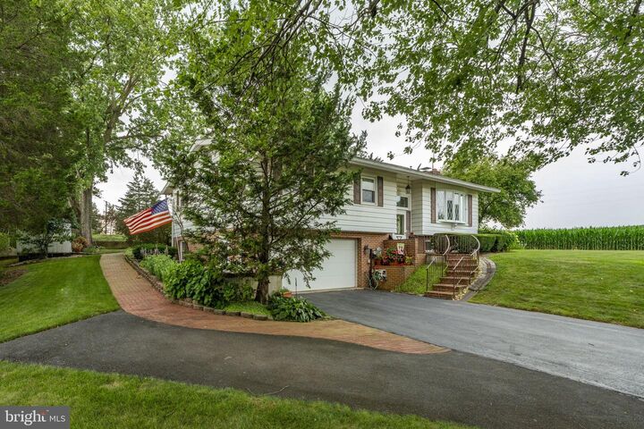 Property Photo: 1231 Oaklyn Drive PA 17555