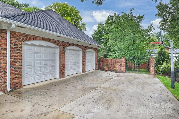 Property Photo: 2900 Ferncliff Road NC 28211