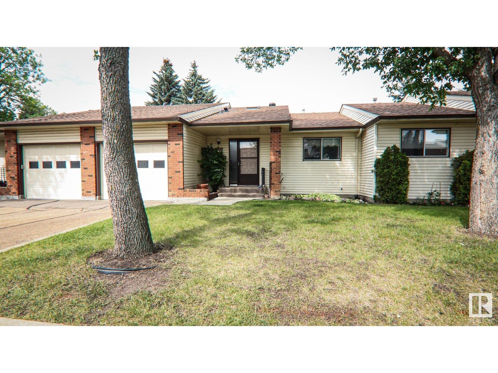 Property Photo:  10816 11 Av NW  AB T6J 6J1 