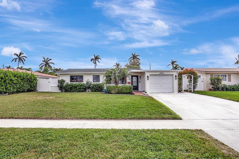 Property Photo: 912 SE 16th Ct FL 33441