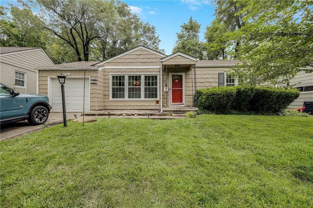 Property Photo: 312 E Sweeney Boulevard MO 64114