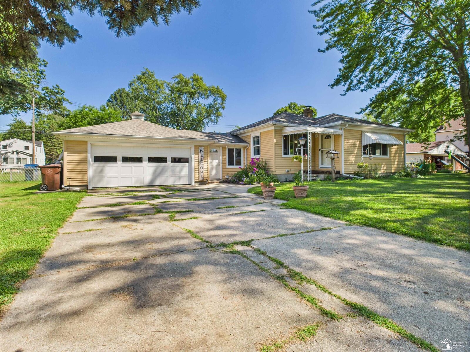 Property Photo:  2080 Hollywood Drive  MI 48162 