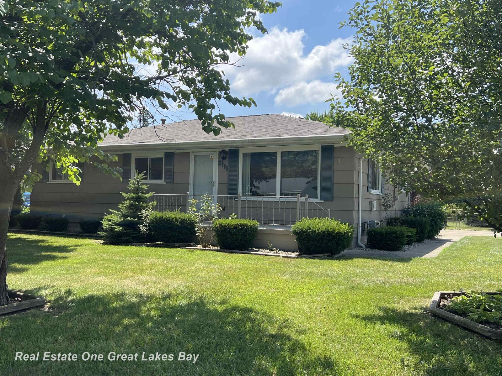 Property Photo:  2115 Reinhardt Street  MI 48604 