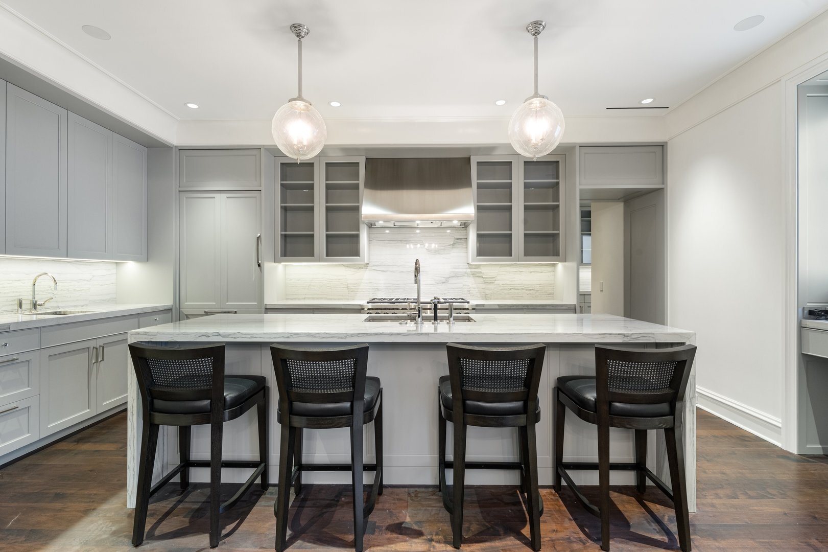 Property Photo: 220 E Walton Place 4E IL 60611