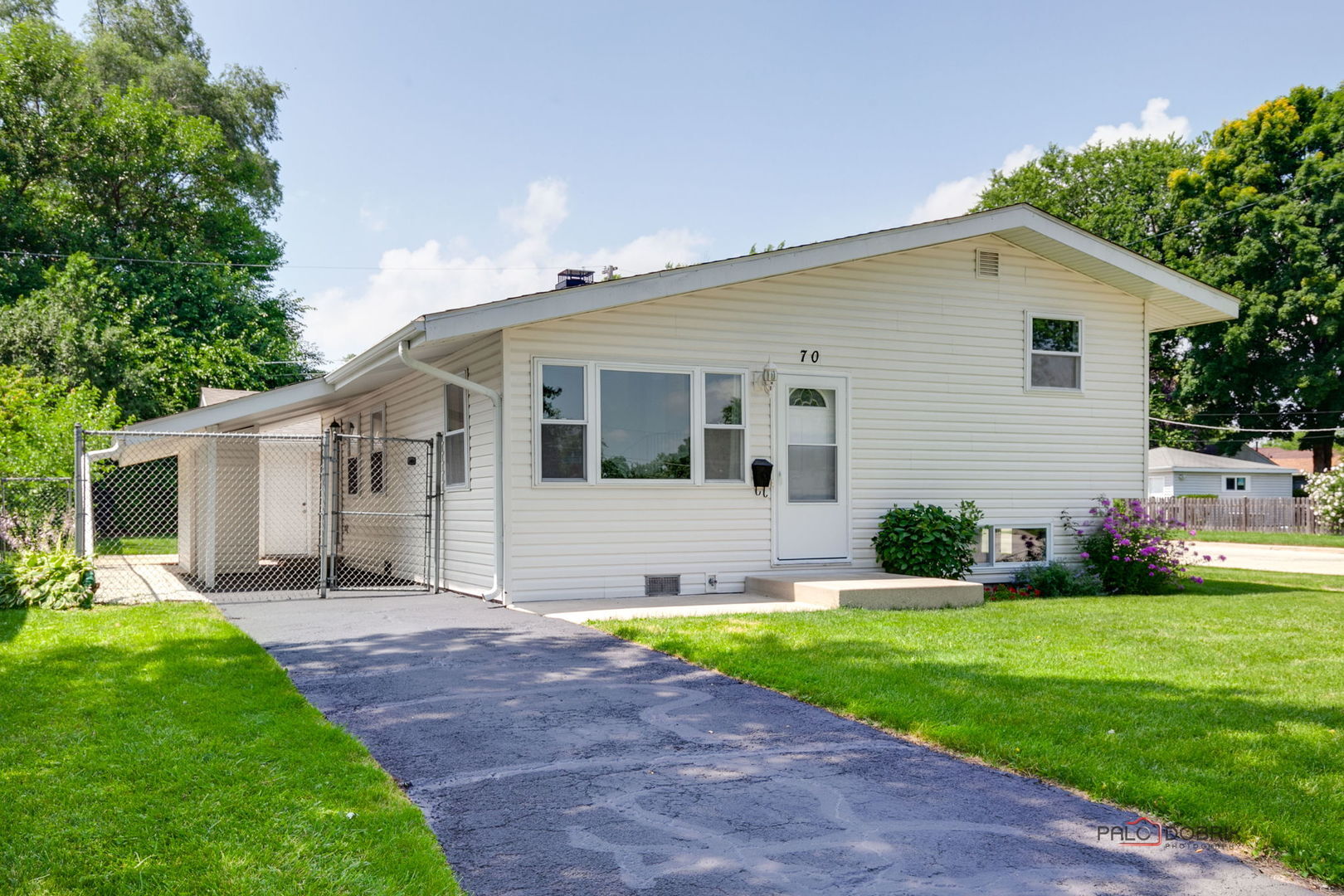 Property Photo: 70 N Ridgemoor Avenue IL 60060