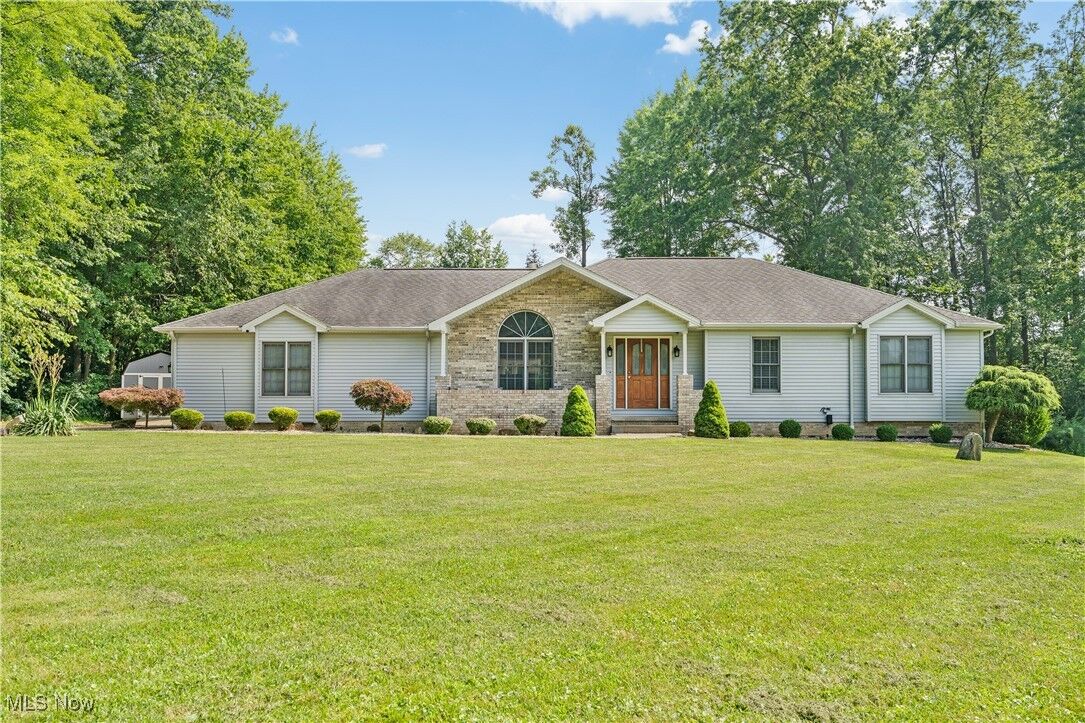 Property Photo:  5537 Walnut Grove Circle  OH 44471 