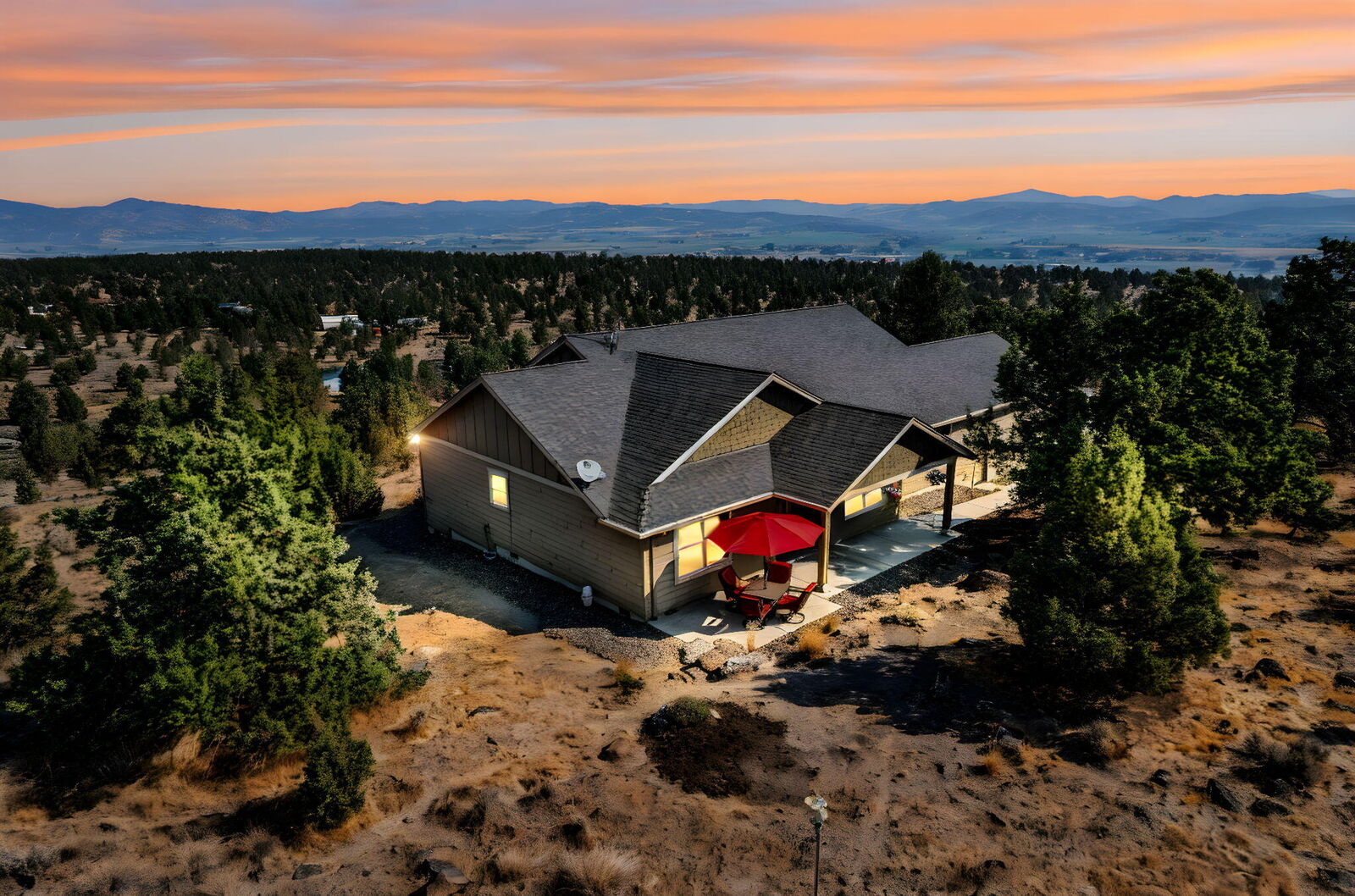 Property Photo: 1414 NW Pinecrest Lane OR 97754