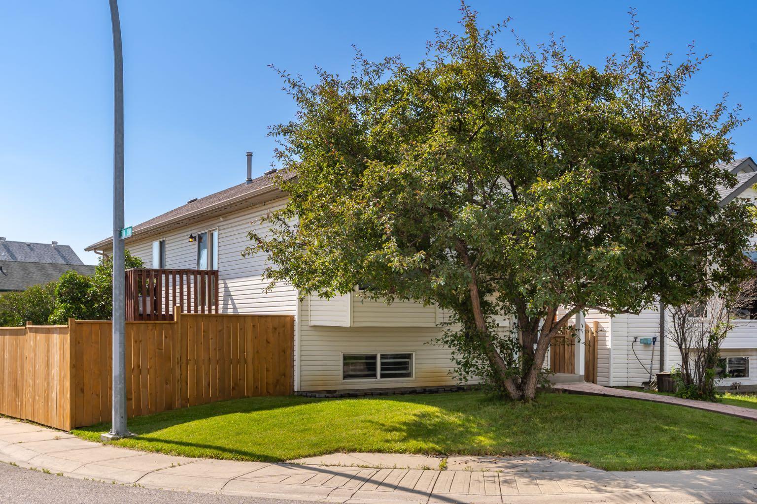 65 Erin Circle SE  Calgary AB T2B 3H9 photo