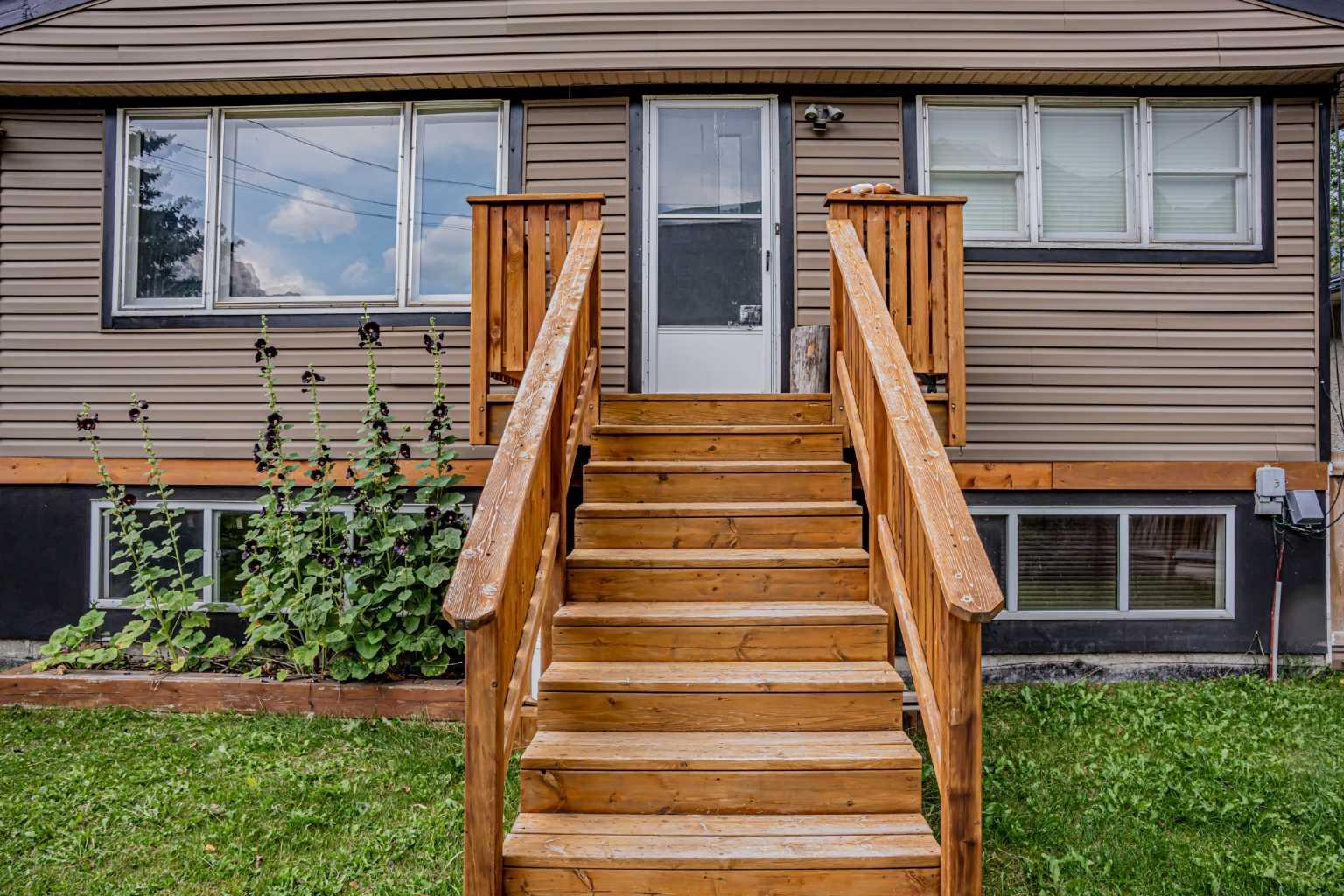 Photo de la propriété:  1306 1 Avenue  AB T1W 1M4 