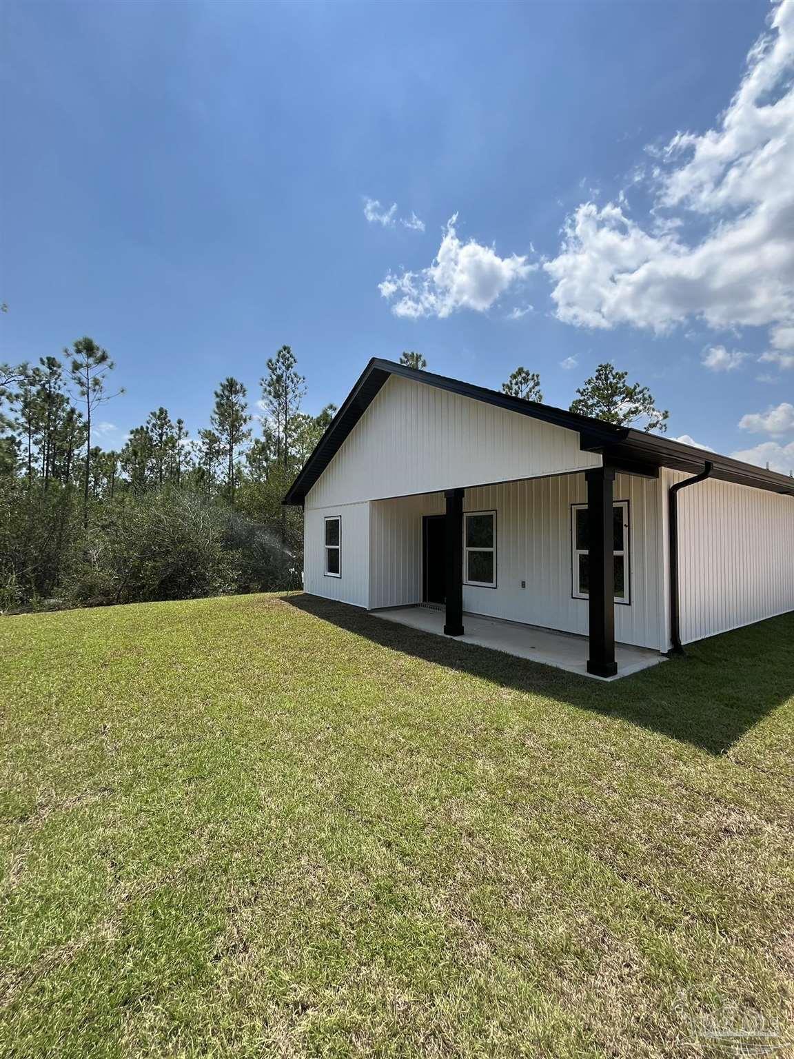 Property Photo: 2926 N 25th Ave FL 32583