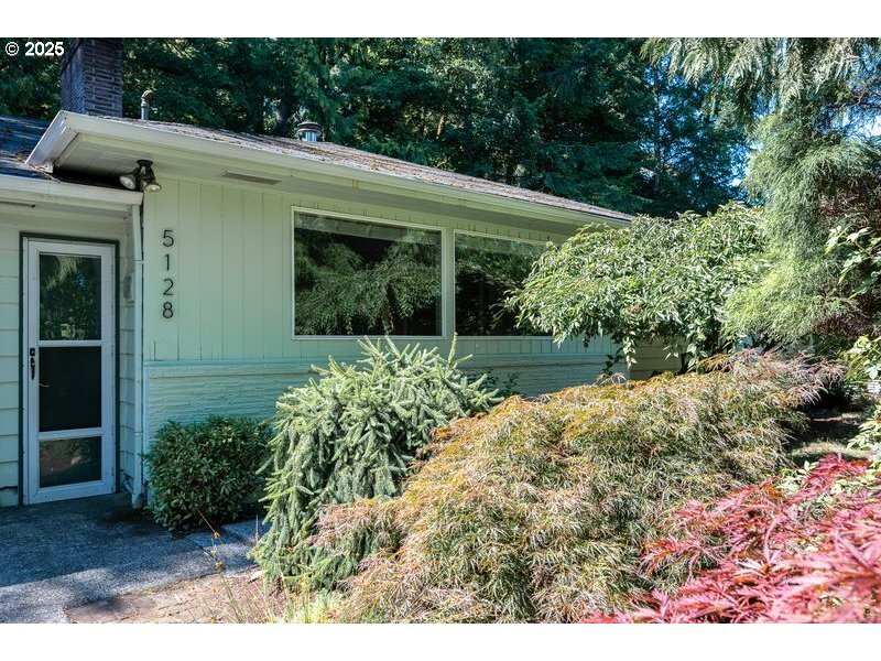 Property Photo: 5128 SW Mitchell St OR 97221