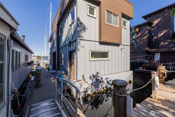 Property Photo:  2542  Westlake Avenue N 5  WA 98109 