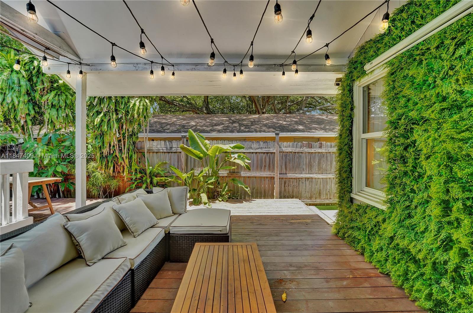 Property Photo: 1401 NE 5th Ter FL 33304
