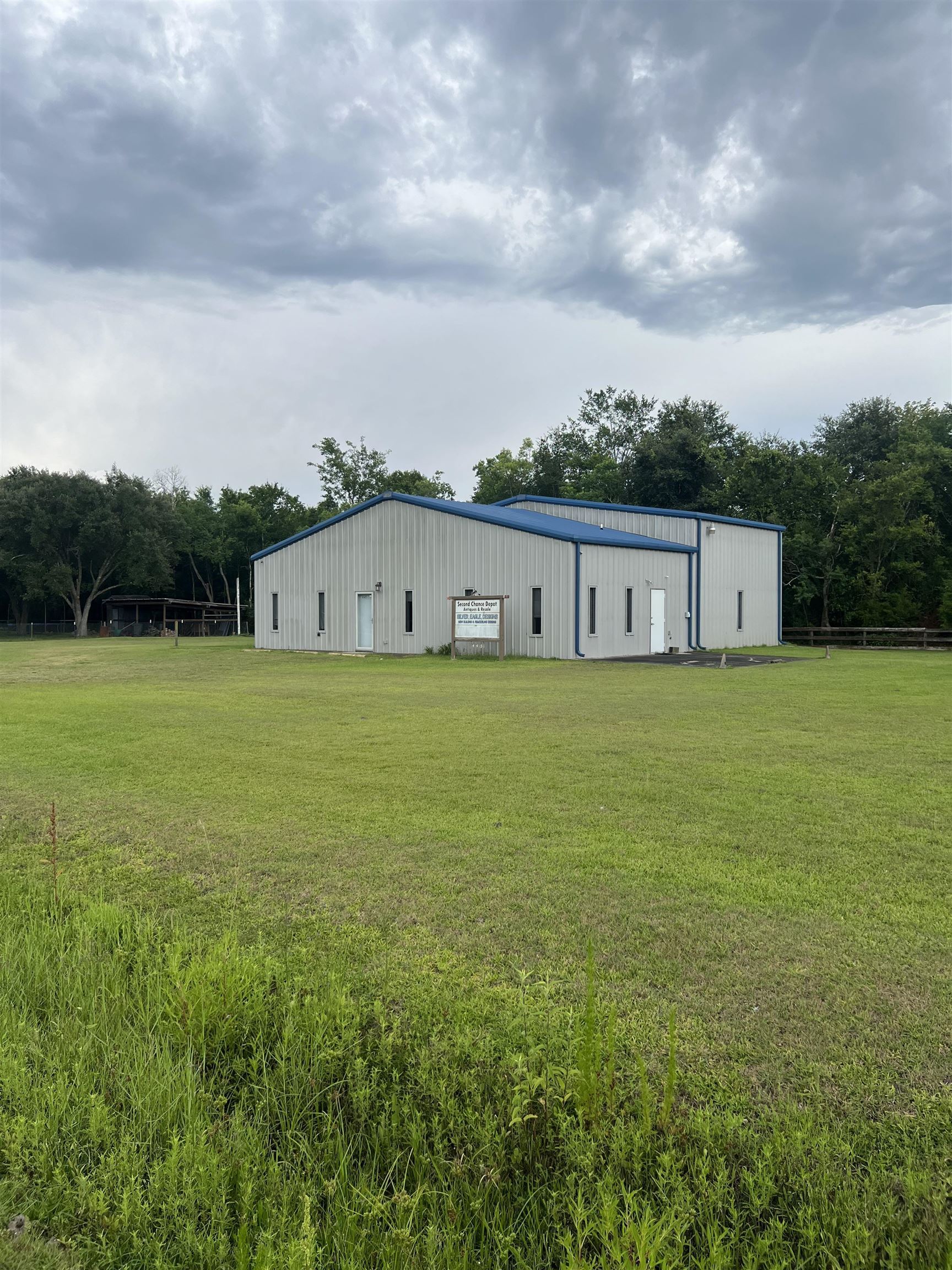 Property Photo:  445 W Railroad  TX 77613 