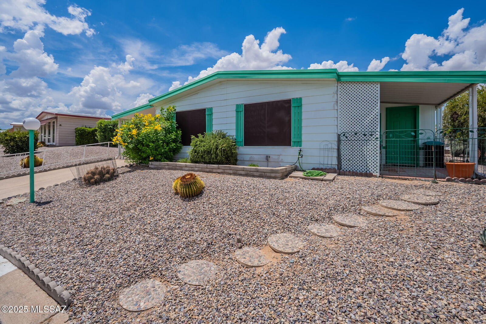 Property Photo: 240 W Cumaro Drive AZ 85614
