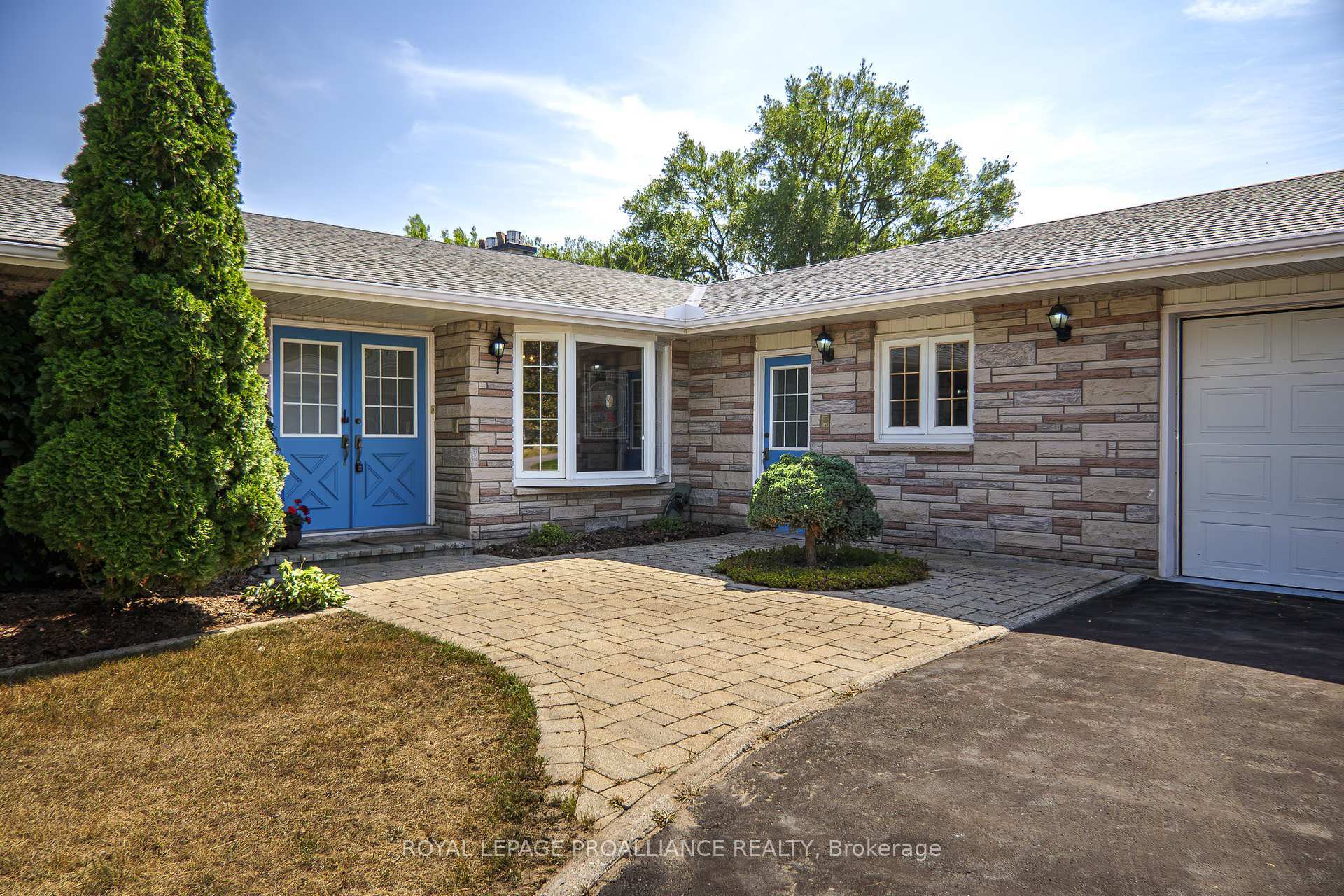 Property Photo: 95 Baylea Drive ON K8V 5P5