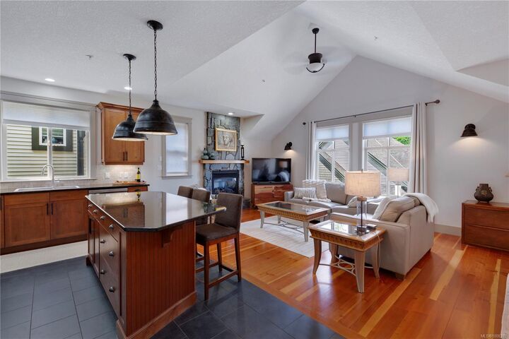 Photo de la propriété: 4808 Bridgewood Close BC V9V 0A1