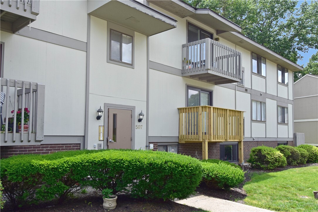 Property Photo: 507 Hunters Path Rd Unit#32 PA 15017