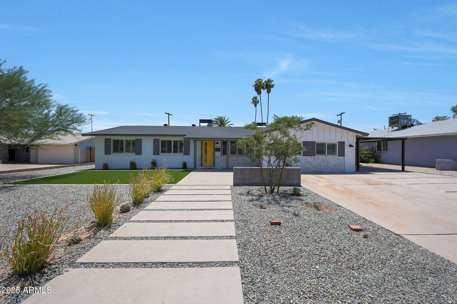 Property Photo: 2809 E Shangri La Road AZ 85028