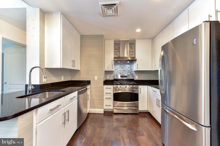 Property Photo: 525 N Fayette Street 519 VA 22314