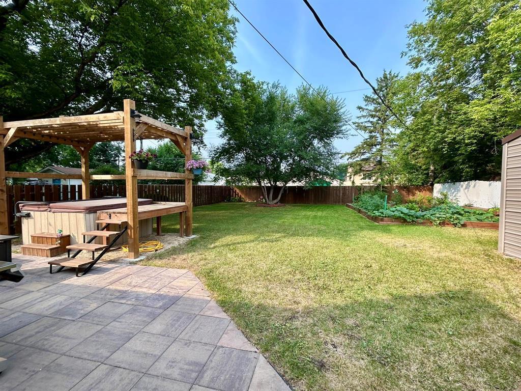 Property Photo: 521 Clandeboye Avenue MB R1A 0X7