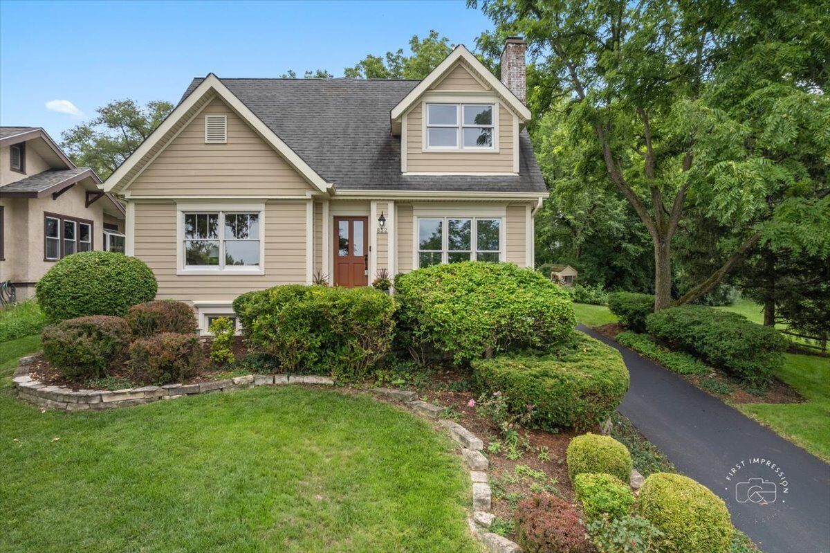 Property Photo:  832 N 2nd Avenue  IL 60174 