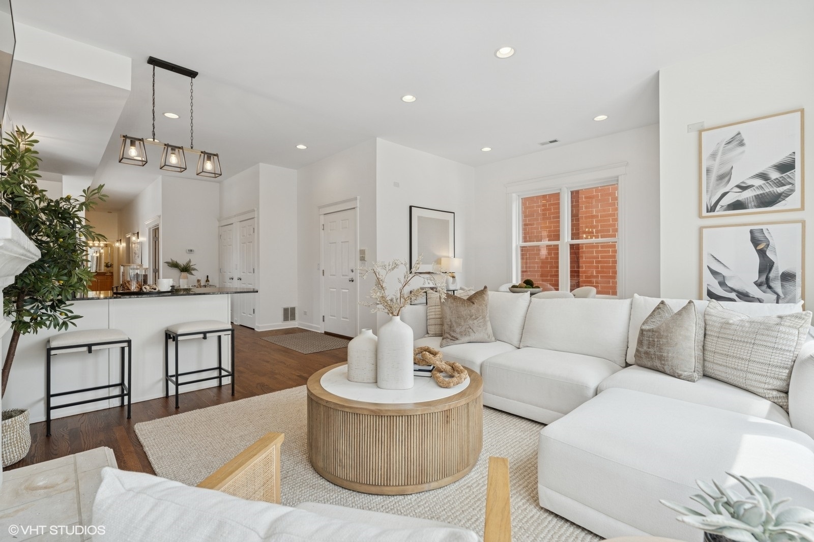 Property Photo: 1136 W Fullerton Avenue 2 IL 60614