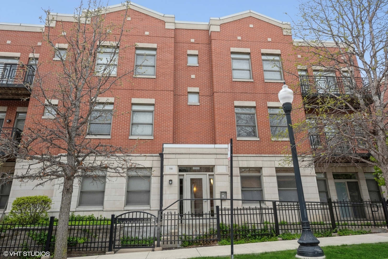 Property Photo: 758 W 15th Street 2A IL 60607