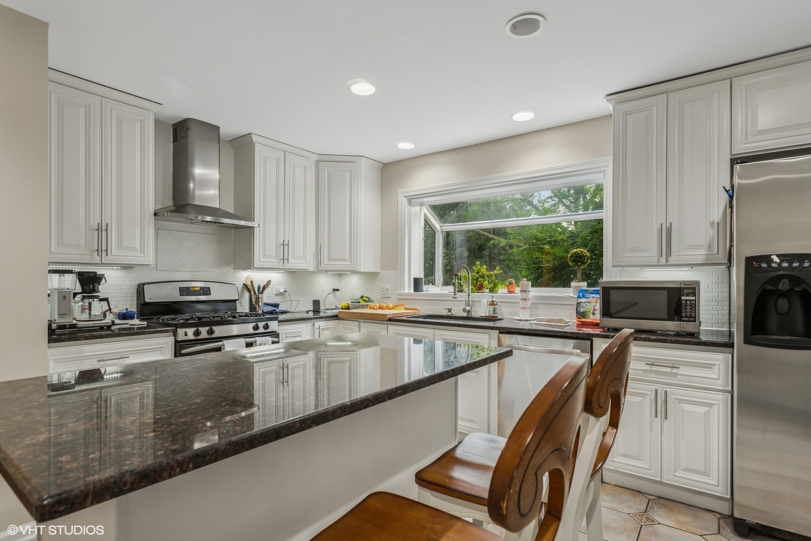 Property Photo:  48 Kingston Drive  IL 60523 