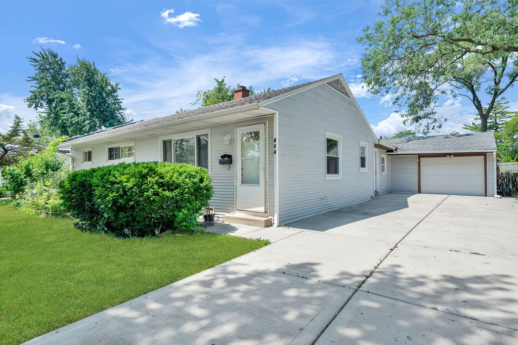 Property Photo: 424 May Street IL 60106