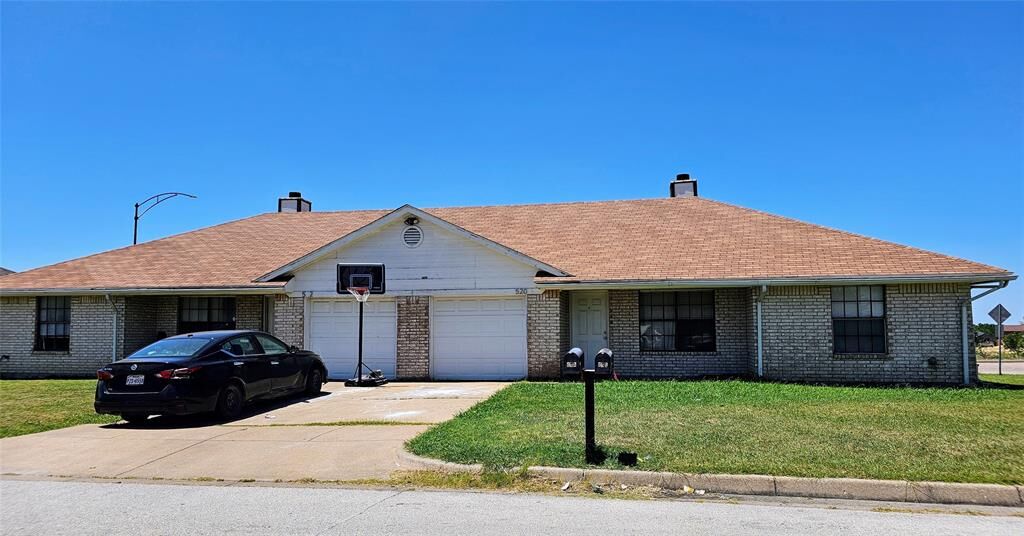 Property Photo: 520 Signal Hill Court TX 76112