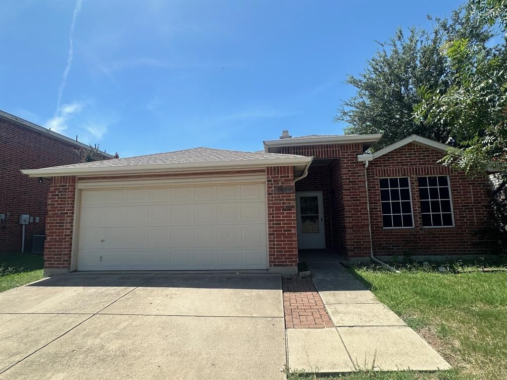 Property Photo: 1916 Riverchase Lane TX 76247