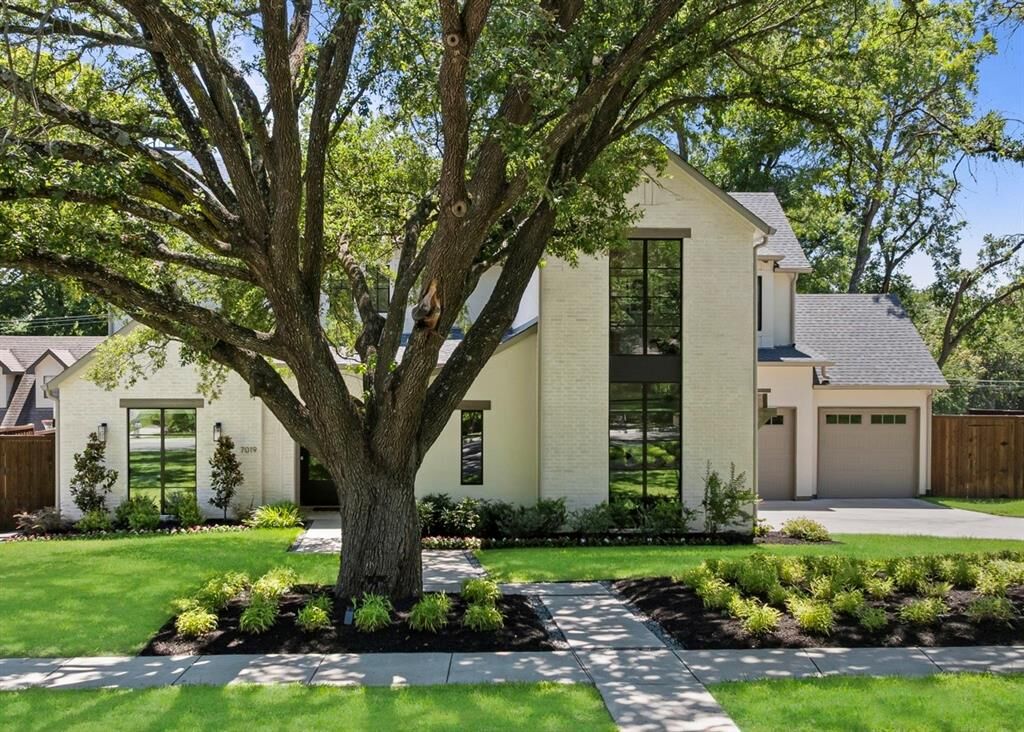 Property Photo: 7019 Greentree Lane TX 75214