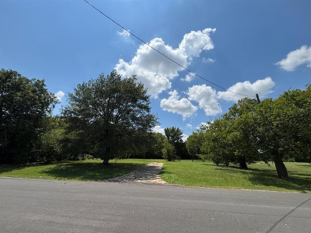 Property Photo: 515 Lybrand Street TX 75169