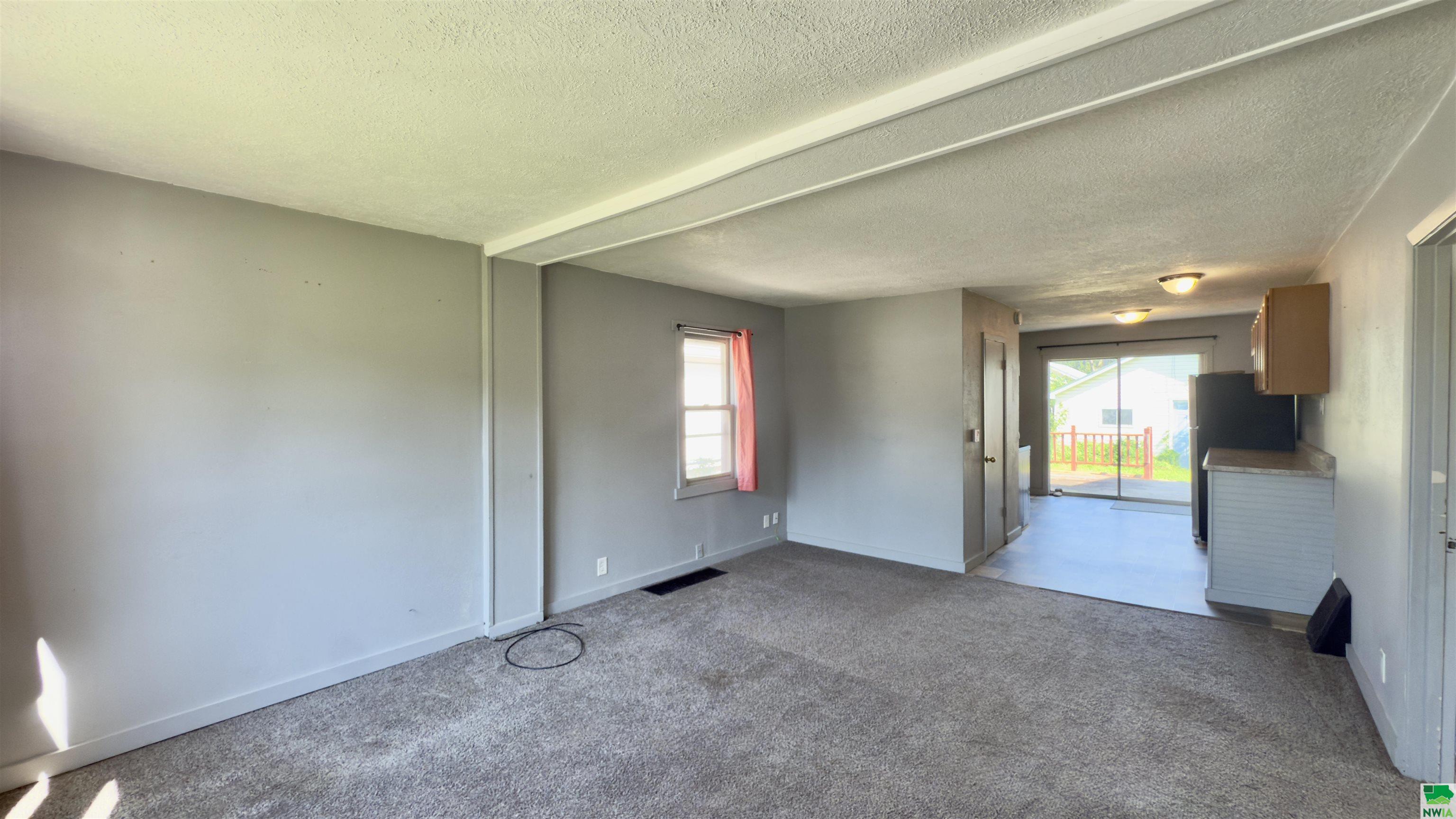 Property Photo:  909 Goldie Ave  IA 51109 