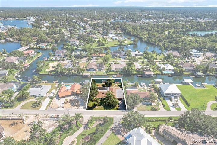 Property Photo:  827 SW Kings Bay Drive  FL 34429 