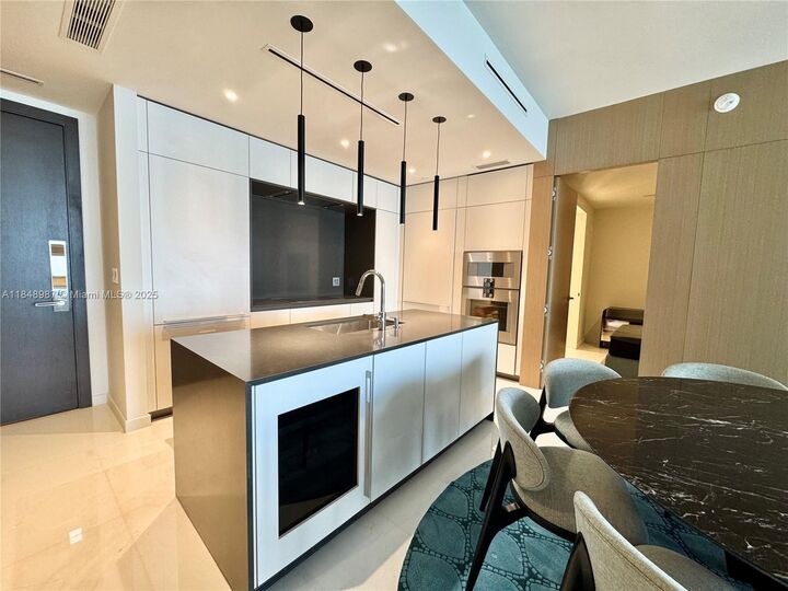 Property Photo:  300 Biscayne Boulevard Way 4705W  FL 33131 