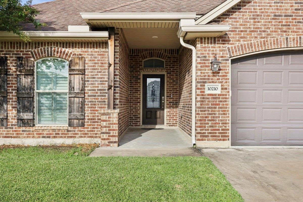 Property Photo: 10210 Shady Ranch Ln TX 77640-2090