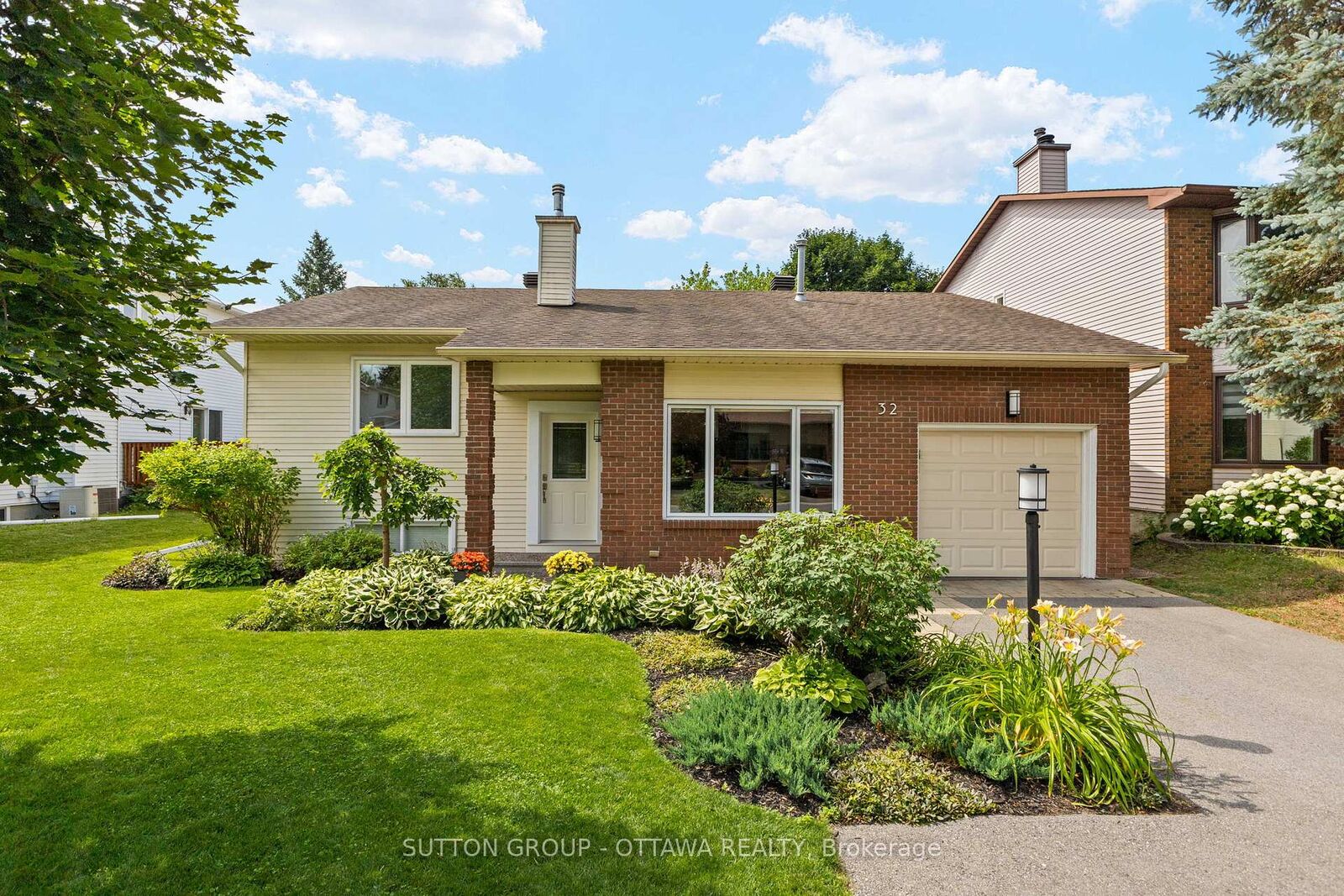 Property Photo: 32 Flint Court SW ON K2J 2S1