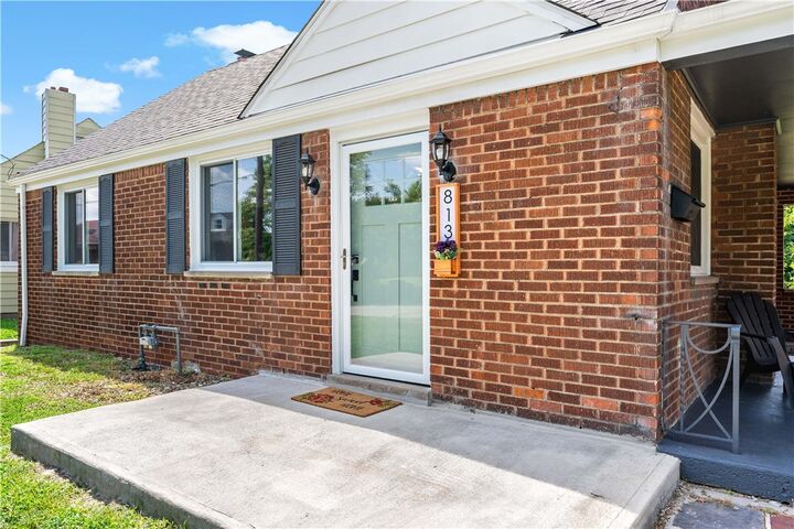 Property Photo:  813 Overhill Dr  PA 15137 