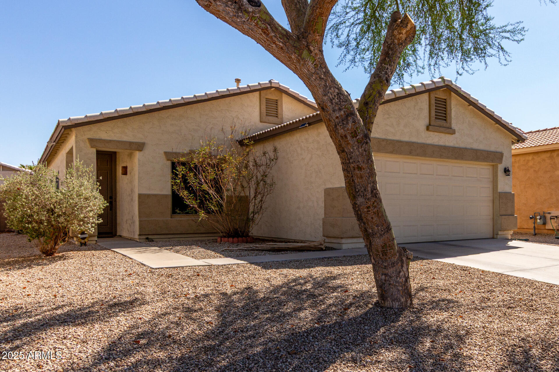 Property Photo: 189 E Shawnee Road AZ 85143